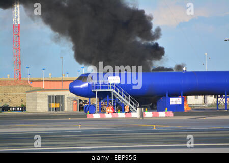 Gibilterra. 3 dicembre, 2014. I servizi di emergenza a Gibilterra sono stati oggi mettere attraverso i loro passi come un pre-programmato disastro aereo di esercizio è stato simulato all'aeroporto di Gibilterra. Strettamente sorvegliati dalle autorità dell'aviazione civile l'esercizio è stata condotta per valutare l'efficacia di tutti i servizi essenziali da entrambi i civili e il Ministero della Difesa, con particolare riferimento a Bronze e Silver e delle strutture di comando e la risposta. Credito: Stephen Ignacio/Alamy Live News Foto Stock