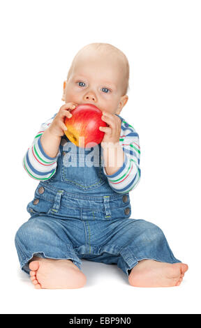 Piccolo bambino mangiare un apple. Isolato su sfondo bianco Foto Stock