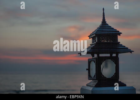 Un tramonto in Thailandia crea il cotone candy skies Foto Stock