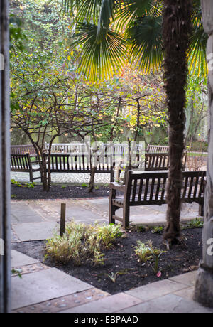 Giardino nascosto nelle rovine di St Dunstan in oriente chiesa medievale della città di Londra, Inghilterra, Regno Unito Foto Stock