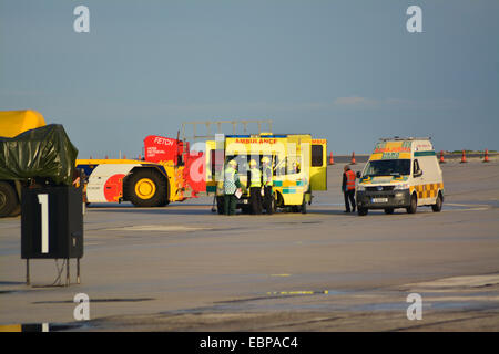 Gibilterra. 3 dicembre, 2014. I servizi di emergenza a Gibilterra sono stati oggi mettere attraverso i loro passi come un pre-programmato disastro aereo di esercizio è stato simulato all'aeroporto di Gibilterra. Strettamente sorvegliati dalle autorità dell'aviazione civile l'esercizio è stata condotta per valutare l'efficacia di tutti i servizi essenziali da entrambi i civili e il Ministero della Difesa, con particolare riferimento a Bronze e Silver e delle strutture di comando e la risposta. Credito: Stephen Ignacio/Alamy Live News Foto Stock