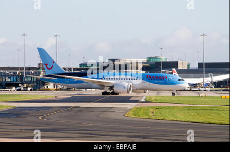 Thomson Airways Boeing 787 Dreamliner (G-TUIE) in rullaggio sull'Aeroporto Internazionale di Manchester sulla pista. Foto Stock