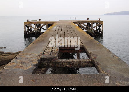 Portencross Pier e Little Cumbrae oltre, West Kilbride, North Ayrshire, in Scozia, Gran Bretagna, Regno Unito, Gran Bretagna, Europa Foto Stock