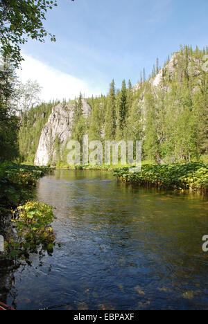 Scogliere sulle rive del fiume. Foresta vergine di Komi, taiga nella cresta Chernyshov. Foto Stock