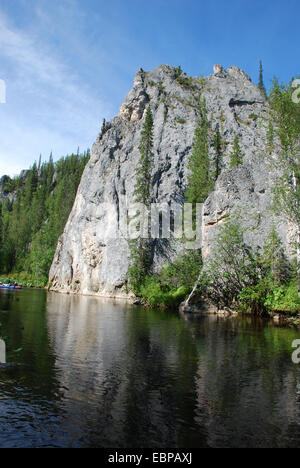 Scogliere sulle rive del fiume. Foresta vergine di Komi, taiga nella cresta Chernyshov. Foto Stock