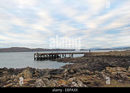 Portencross Pier e Little Cumbrae oltre, West Kilbride, North Ayrshire, in Scozia, Gran Bretagna, Regno Unito, Gran Bretagna, Europa Foto Stock