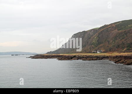 Portencross con Hunterston B pier e grande Cumbrae oltre, West Kilbride, North Ayrshire, in Scozia, Gran Bretagna, Regno Unito, Gran Bretagna, Europa Foto Stock