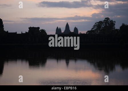 Sunrise over Ankor Wat in Cambogia Foto Stock