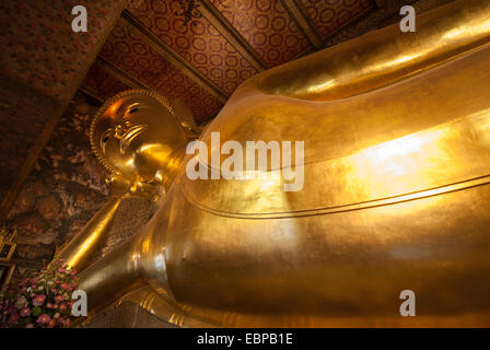 Il Buddha reclinato è uno del più grande della Tailandia e si trova nel Wat Pho a Bangkok, in Thailandia Foto Stock