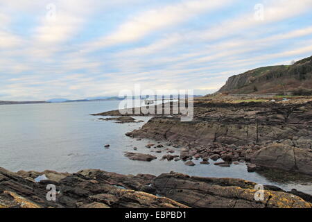 Portencross Pier e grande Cumbrae oltre, West Kilbride, North Ayrshire, in Scozia, Gran Bretagna, Regno Unito, Gran Bretagna, Europa Foto Stock