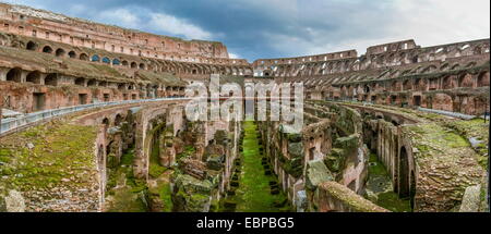 Il Colosseo o il Colosseo, noto anche come Anfiteatro Flavio è un anfiteatro di forma ellittica in Roma, Italia. Costruito in cemento Foto Stock