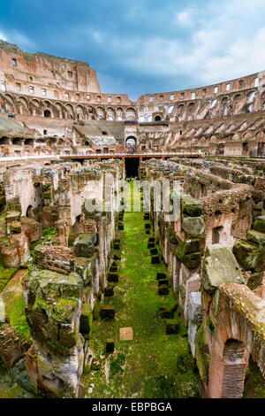 Il Colosseo o il Colosseo, noto anche come Anfiteatro Flavio è un anfiteatro di forma ellittica in Roma, Italia. Costruito in cemento Foto Stock