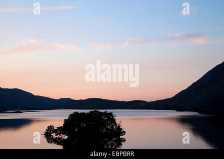 Sunset over Crummock acqua, Cumbria, Regno Unito Foto Stock