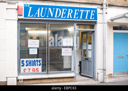 L'esterno di una lavanderia automatica a Hoxton, Londra, Regno Unito. Foto Stock