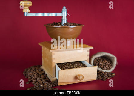 Il tema del caffè: coffee mill con grani all'interno Foto Stock