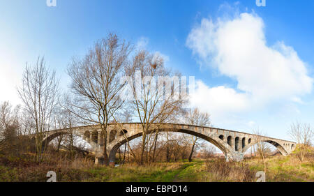 Lungo arco di calcestruzzo ponte sul fiume Parseta, Polonia. Foto Stock