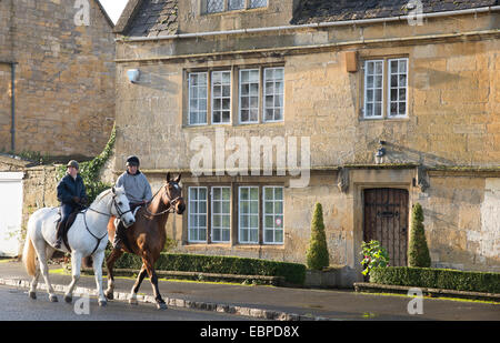 Piloti del Cavallino in Broadway a Cotswolds città popolare con i turisti in Inghilterra GLOUCESTERSHIRE REGNO UNITO Foto Stock