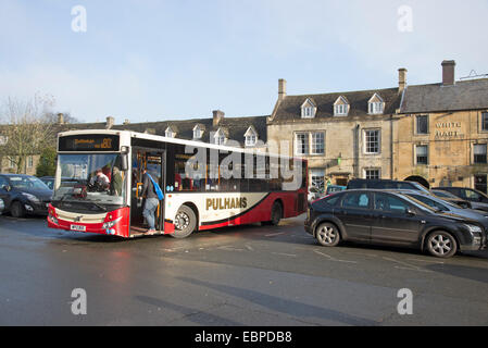 Il servizio di autobus pubblico in Cotswolds Autobus in partenza Stow on the Wold centro città GLOUCESTERSHIRE REGNO UNITO Foto Stock