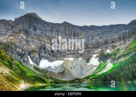Scenic estate paesaggi di montagna del lago Rawson, Peter Lougheed Parco provinciale paese Kananaskis Alberta Canada Foto Stock