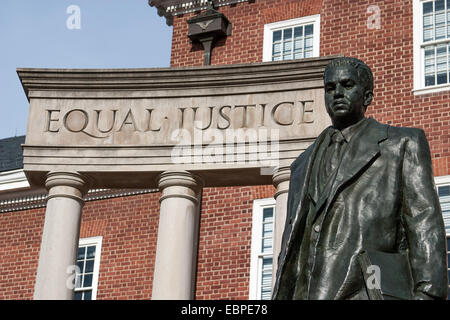 "Parità di giustizia' stampigliata sulla parte di Thurgood Marshall monumento al di fuori dello Stato del Maryland House, Annapolis, MD, Stati Uniti d'America Foto Stock