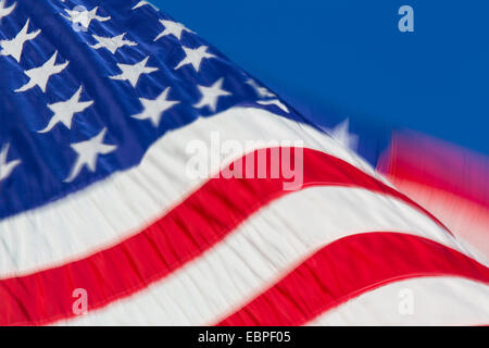 Primo piano della porzione della bandiera americana contro il cielo blu Foto Stock