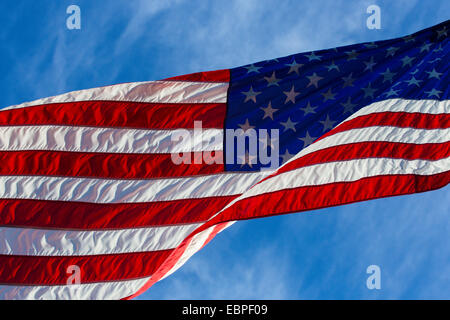 Primo piano della porzione della bandiera americana contro il cielo blu Foto Stock