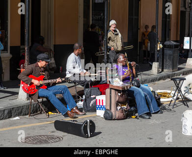 I musicisti suonano sulla Royal Street nel Quartiere Francese, New Orleans, Louisiana, Stati Uniti d'America Foto Stock