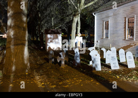 Evento di Halloween al vecchio villaggio cade Menomonee Falls Wisconsin decorate cimitero Foto Stock