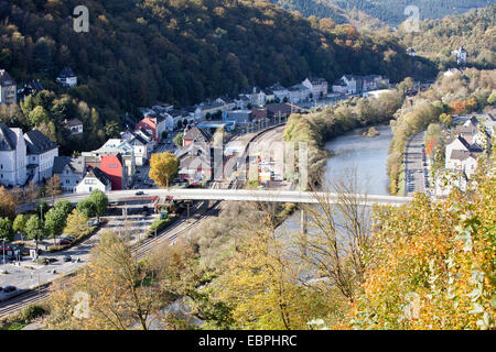 Altena, Lennetal valley, Sauerland, Maerkischer Kreis, Renania settentrionale-Vestfalia, Germania, Europa, Altena, Fluss Lenne, Lennetal, M Foto Stock