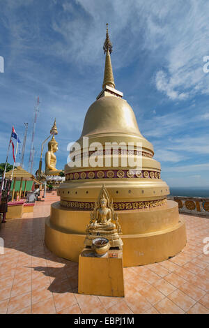 Stupa dorato sulla sommità di Wat Tham Sua Tiger tempio nella grotta di Krabi, in Thailandia Foto Stock