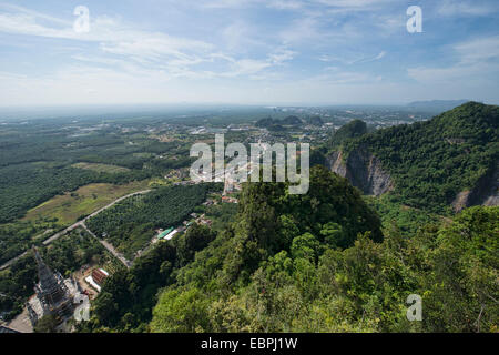 La vista dalla cima di Wat Tham Sua Tiger tempio nella grotta di Krabi, in Thailandia Foto Stock