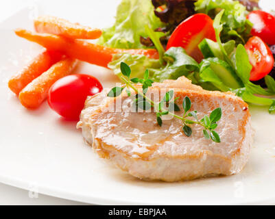 Arrosto di maiale con verdure fresche. Messa a fuoco selettiva Foto Stock