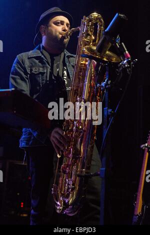 Milwaukee, Wisconsin, Stati Uniti d'America. 2° dic, 2014. Musicista JAMES RE di Fitz e le bizze suona dal vivo durante il Grande WLUM Snow Show 9 in corrispondenza dei rave/Eagles sala da ballo a Milwaukee nel Wisconsin Credit: Daniel DeSlover/ZUMA filo/Alamy Live News Foto Stock