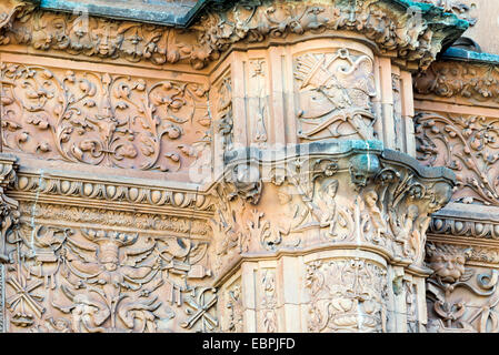 SALAMANCA, Spagna - 21 novembre 2014: Dettaglio della facciata dell Università di Salamanca (stile plateresque) e il famoso 'rana o Foto Stock