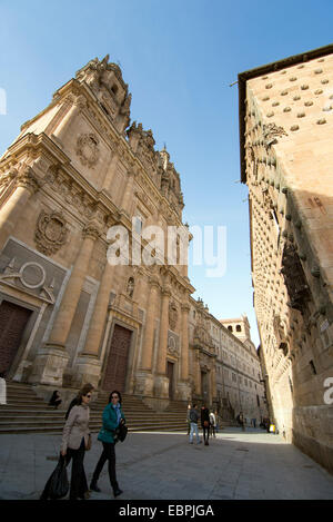 SALAMANCA, Spagna - 21 novembre 2014: vista di due principali attrazioni turistiche - Pontificia Università di Salamanca e la casa di Foto Stock