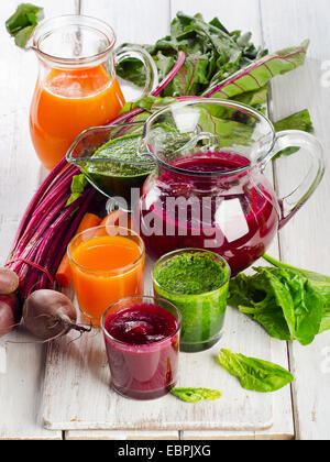 Un sano frullato di verdure e succhi di frutta. Messa a fuoco selettiva Foto Stock