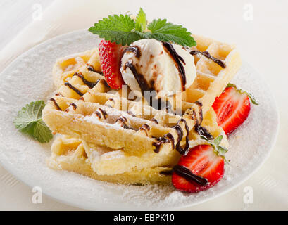 Frittelle dolci con frutti di bosco freschi e gelati. Messa a fuoco selettiva Foto Stock