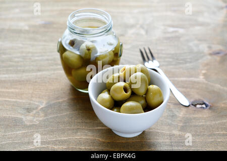 Le olive in un vasetto trasparente e ciotola, cibo sano, Foto Stock