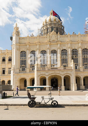 L'Avana - 5 maggio: Ride triciclo di fronte al Museo di rivoluzione può 5,2014 in Havana.Migliaia di questi tricicli-taxi sono in Foto Stock