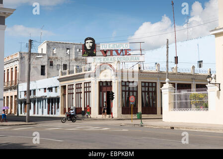 CIENFUEGOS, CUBA - Il 7 maggio 2009. Una casa con Che Guevara segno sulla parte superiore, a Cienfuegos, Cuba, il 7 maggio 2014 Foto Stock