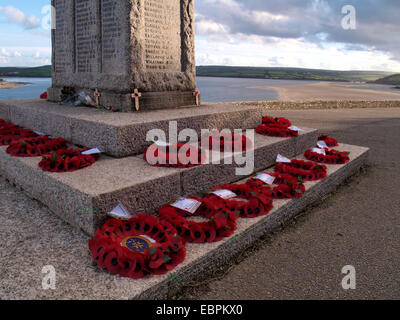 Il papavero ghirlande di cui al memoriale di guerra, Padstow, Cornwall, Regno Unito Foto Stock