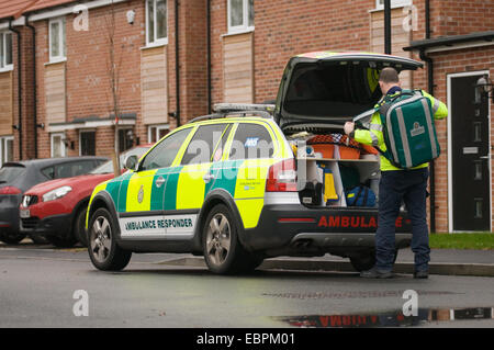 Paramedic emergenza ambulanza soccorritore medic medical auto automobili rapido presto fast 999 equipaggiamento kit primo soccorso aider treno Foto Stock