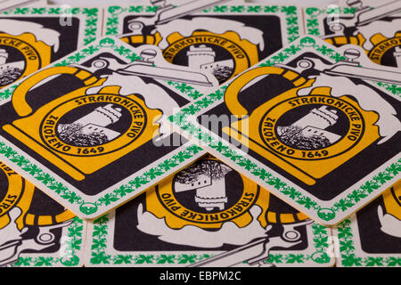 Brno,Republic-August ceca 1,2014:Beermats da Strakonice birra.La Strakonice borghesi birreria è l'ultimo la fabbrica di birra della Repubblica ceca Foto Stock