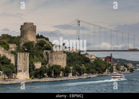 Rumeli Hisari (Rocca d'Europa) e Fatih Sultan Mehmet Suspension Bridge, Hisarustu, lo stretto del Bosforo, Istanbul, Turchia Foto Stock