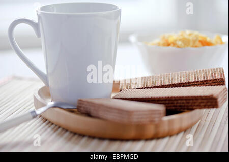 Wafer al cioccolato su un piatto di legno Foto Stock