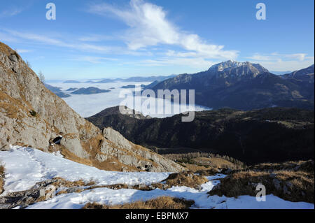 Vista della montagna Hoher Goell e la valle coperta con high fog dal Watzmann sentiero escursionistico, Ramsau, Berchtesgaden, Germania Foto Stock