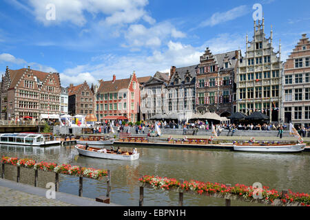 I turisti in gita barche sul fiume Leie e medievali e le case delle corporazioni sul Graslei Quay, Gand, Fiandre, in Belgio, Europa Foto Stock