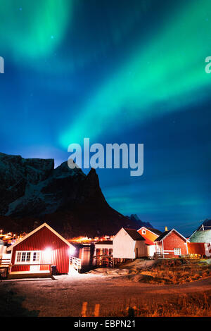 Aurora boreale (luci del nord), la Reine, Moskenesoy, Isole Lofoten in Norvegia, Scandinavia, Europa Foto Stock