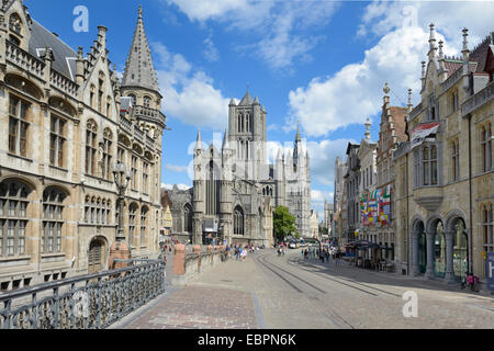 Il vecchio ufficio postale e la chiesa di San Nicola da Michielsbrug (St. Michael's bridge), Gand, Fiandre, in Belgio, Europa Foto Stock