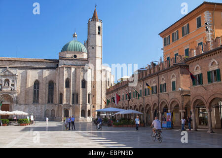 Chiesa di San Francesco in Piazza del Popolo, Ascoli Piceno, Le Marche, Italia, Europa Foto Stock